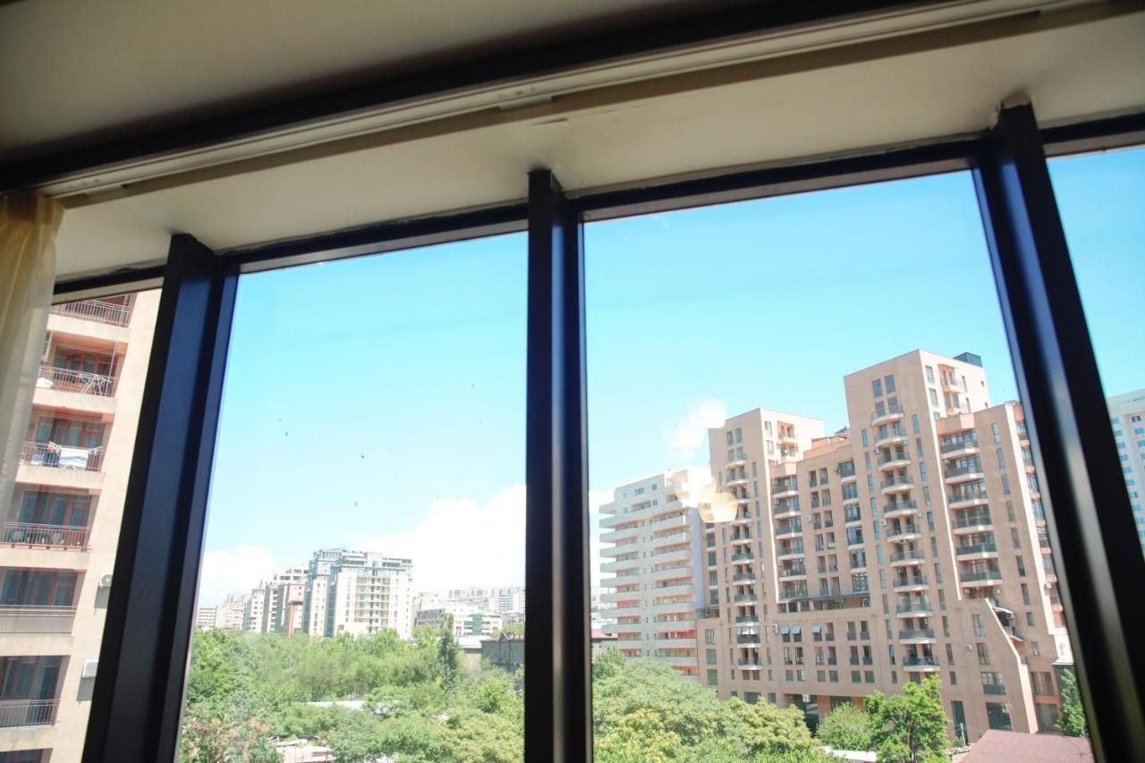 City Center Appartment At Buzand St. 耶烈万 外观 照片
