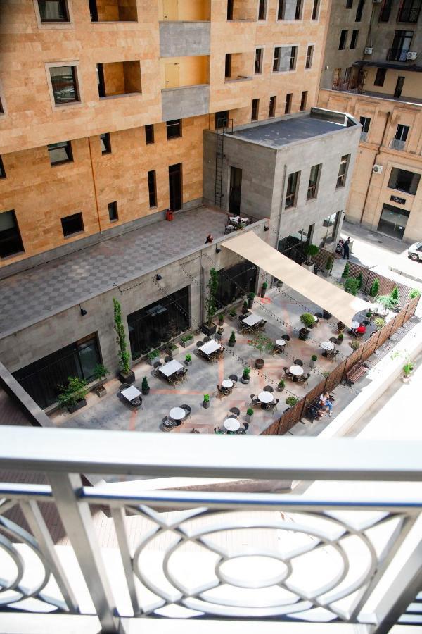City Center Appartment At Buzand St. 耶烈万 外观 照片