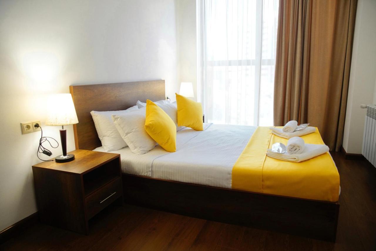 City Center Appartment At Buzand St. 耶烈万 外观 照片